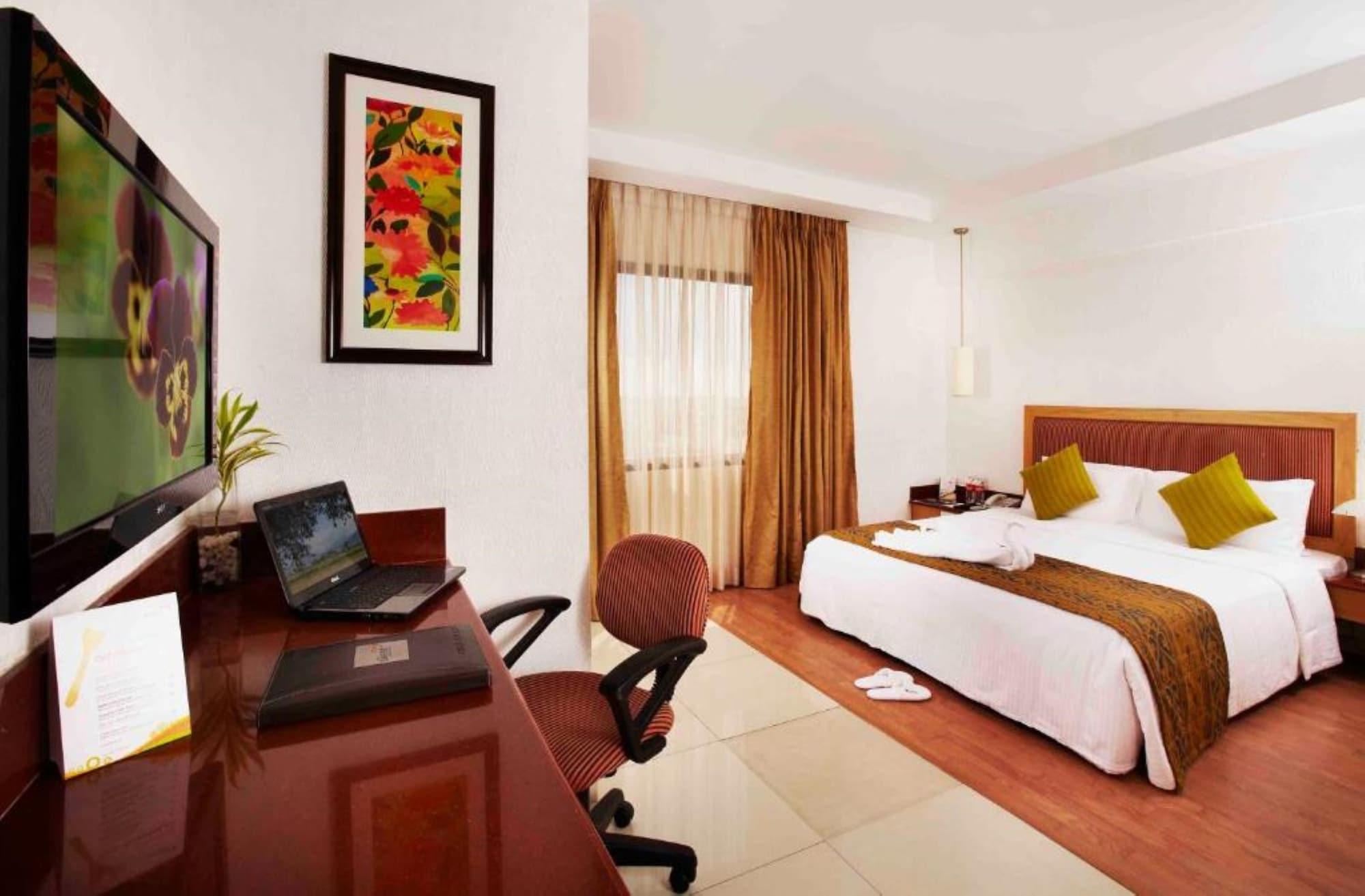 Savera Hotel Ченай Екстериор снимка