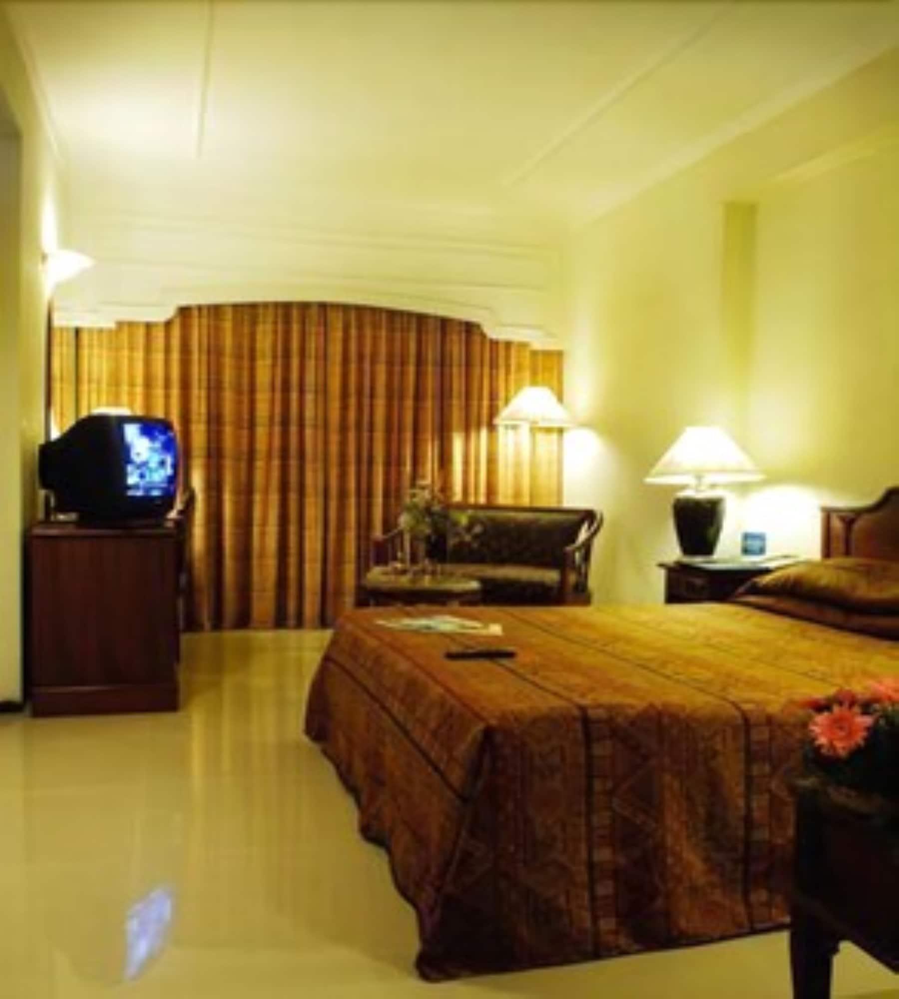 Savera Hotel Ченай Екстериор снимка