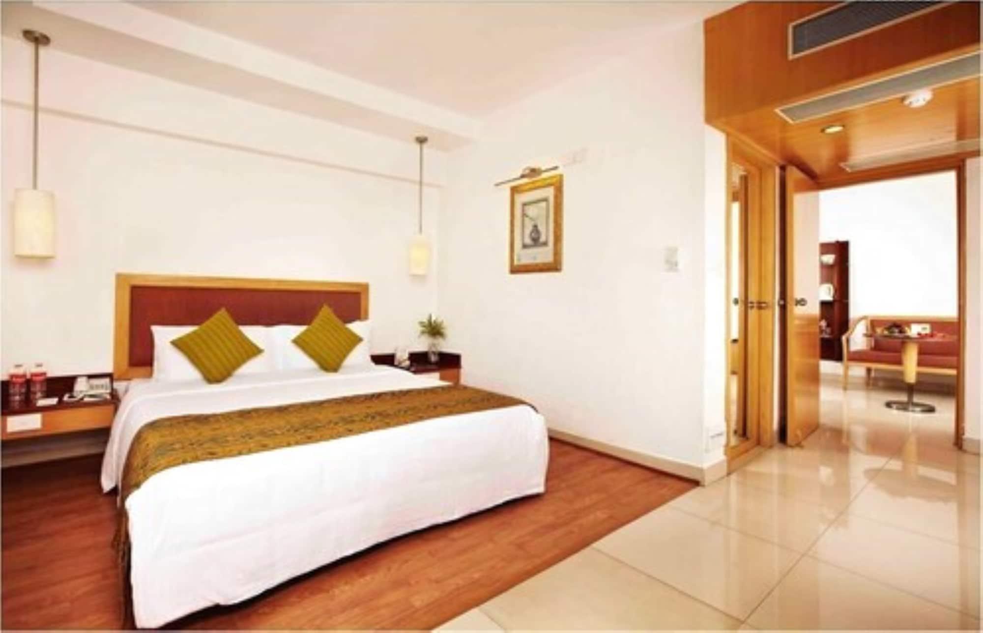 Savera Hotel Ченай Екстериор снимка