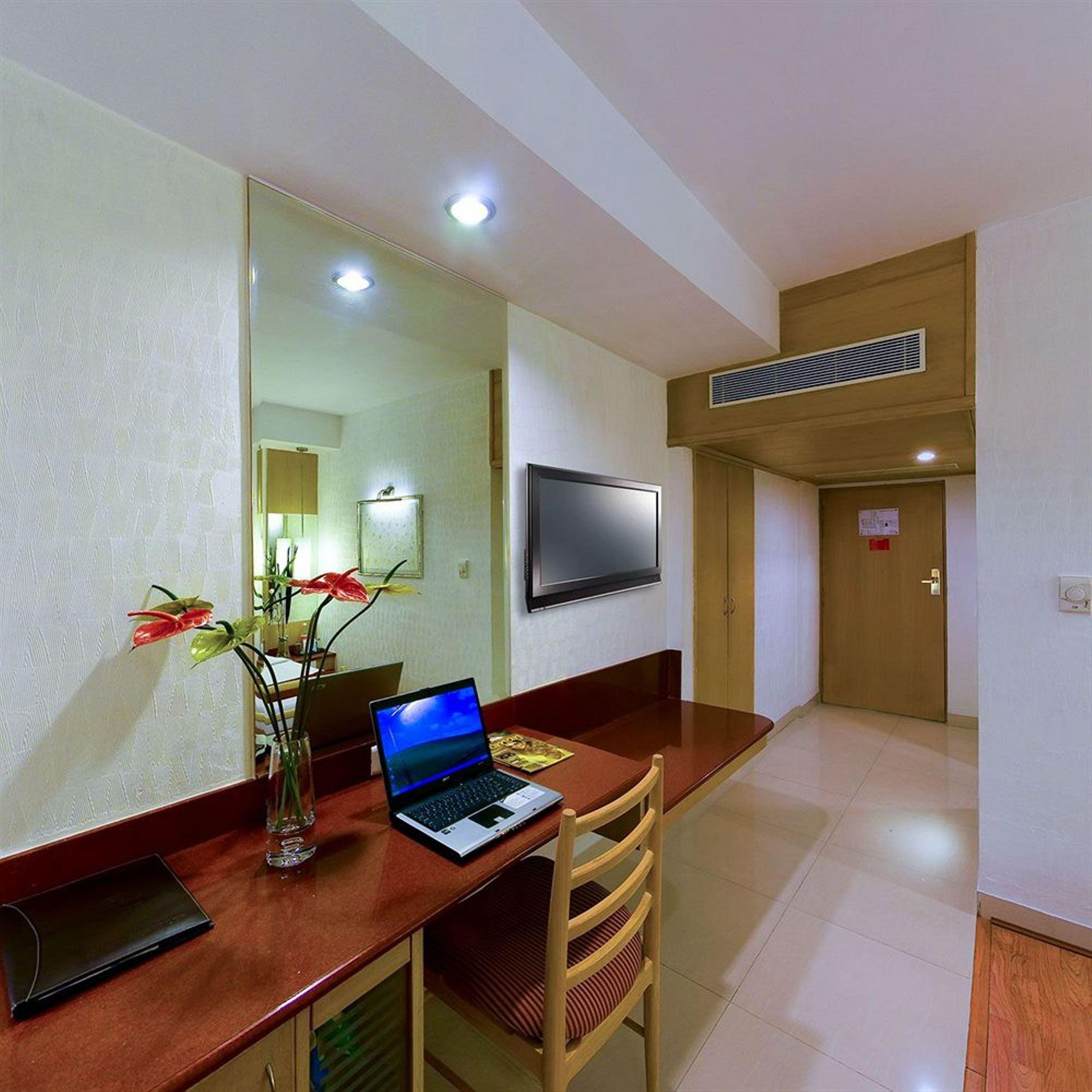 Savera Hotel Ченай Екстериор снимка