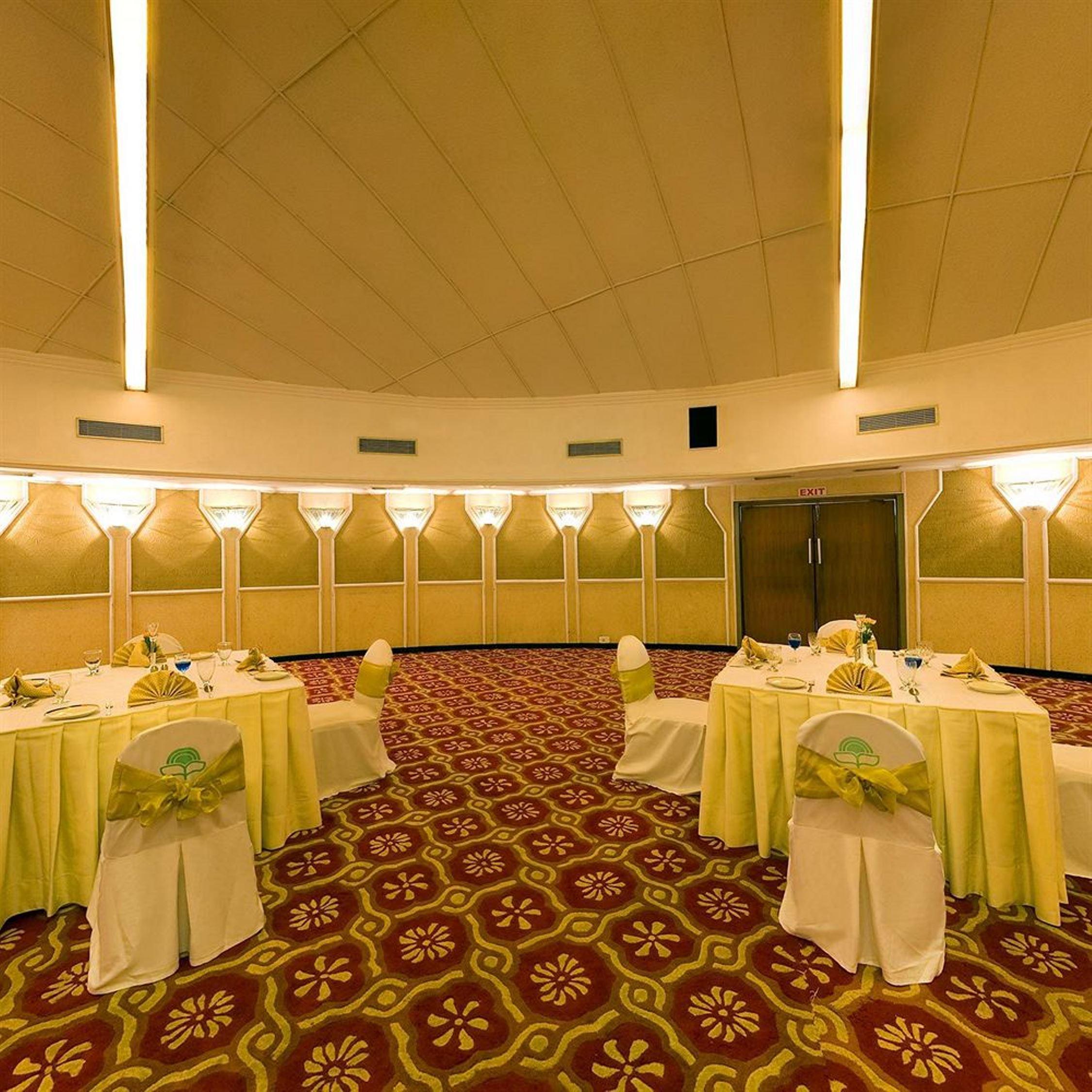 Savera Hotel Ченай Екстериор снимка
