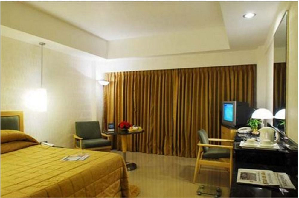 Savera Hotel Ченай Екстериор снимка