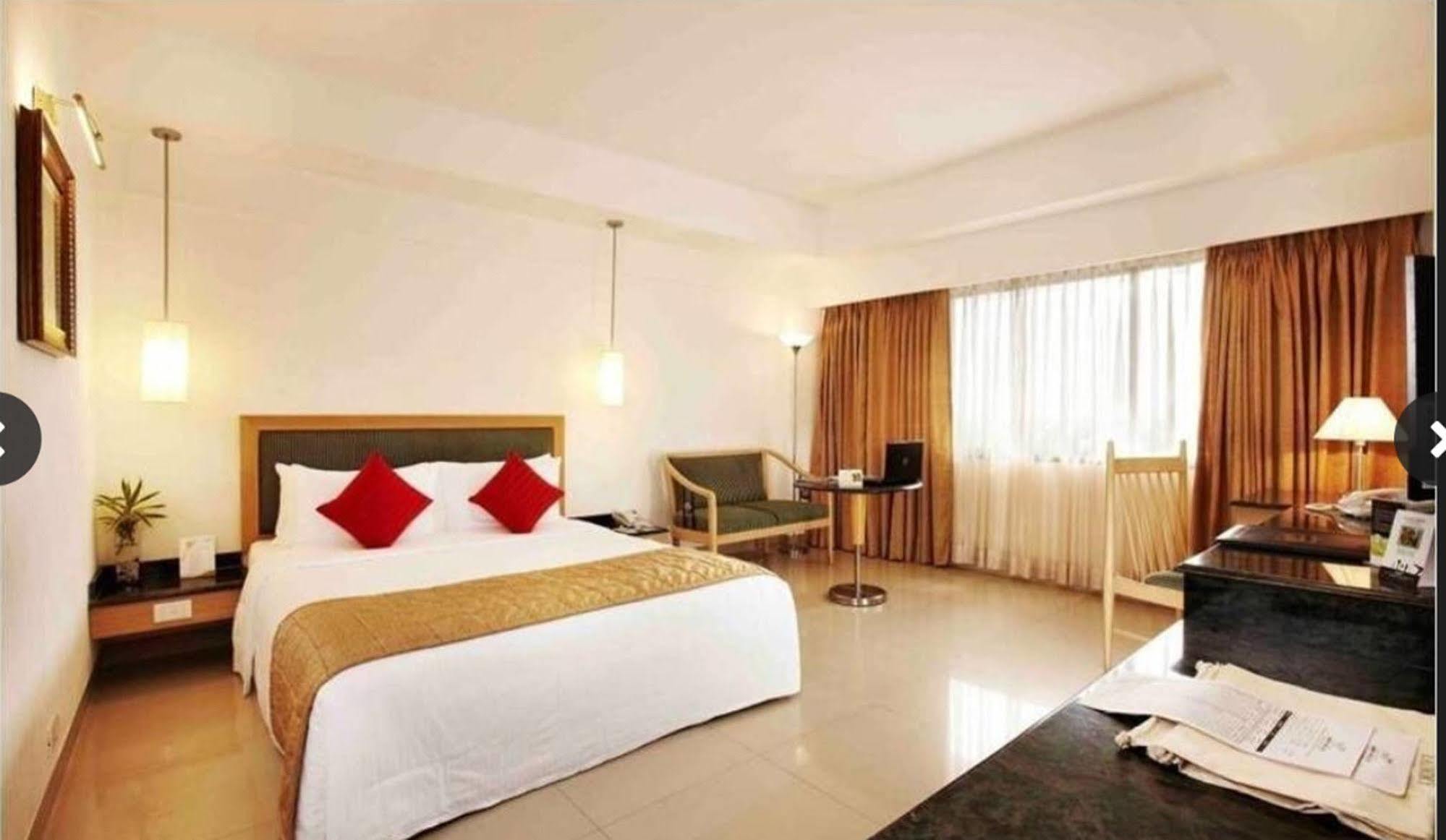 Savera Hotel Ченай Екстериор снимка