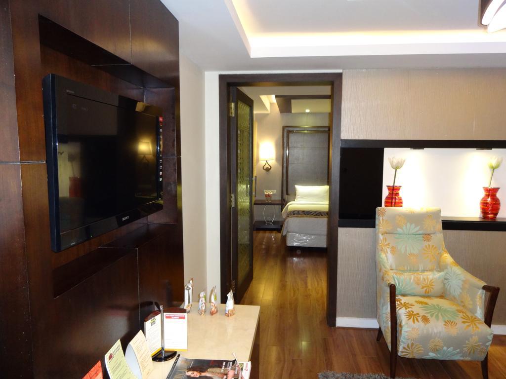 Savera Hotel Ченай Екстериор снимка